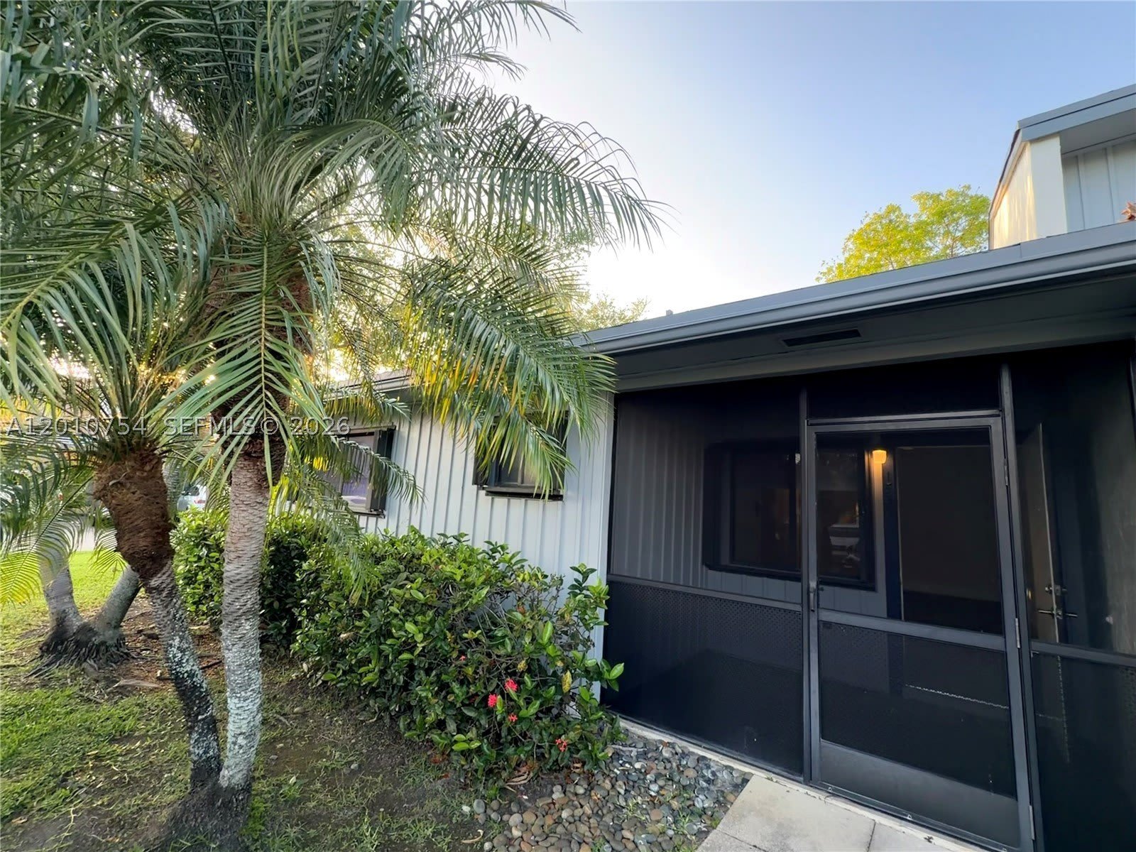 1533 Gabriel St – photo 2
