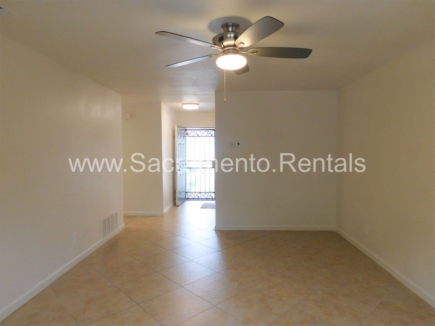 Updated 4bd/2ba Home near Cosumnes River College – photo 3