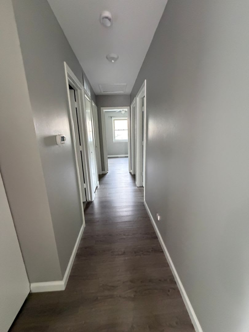 4 Bedroom 2 Bathroom Home in Lindenhurst – photo 5