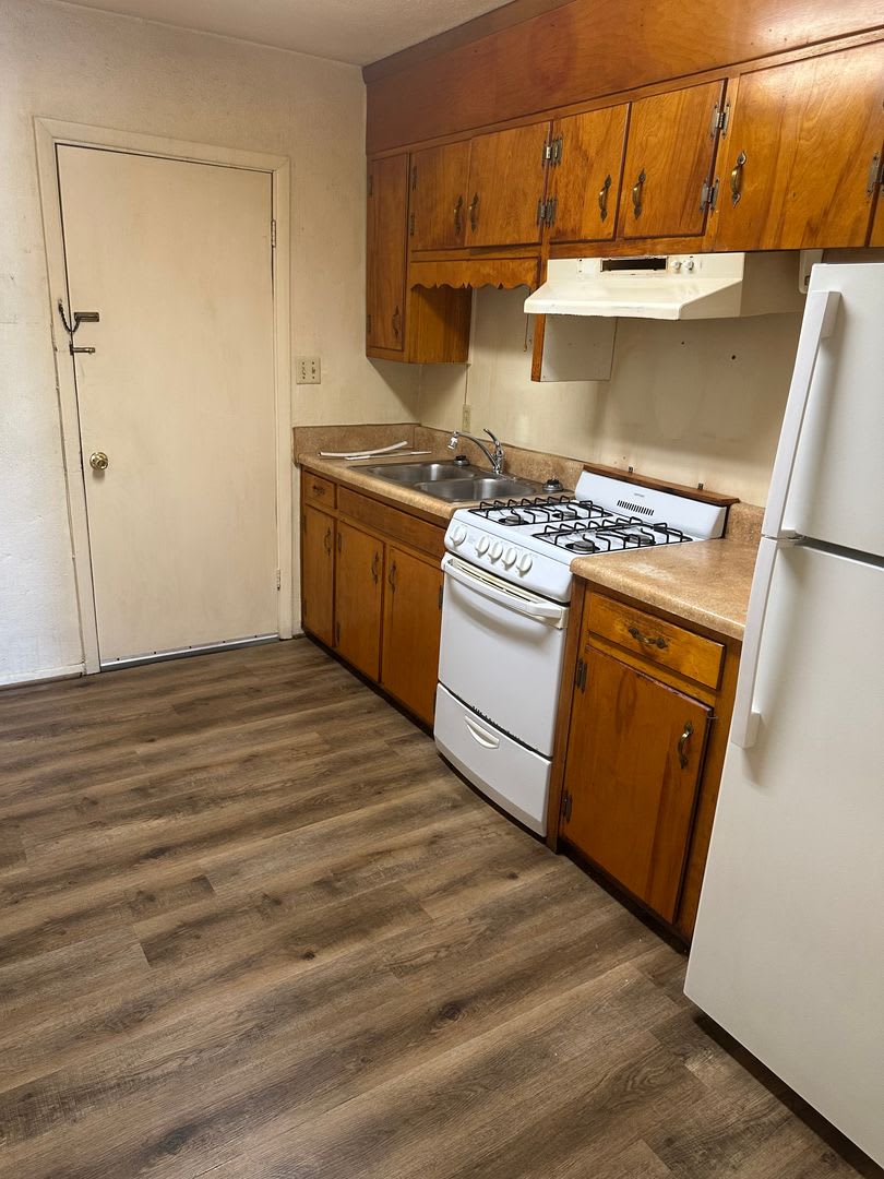 2 Bedroom, 1 Bath – photo 2