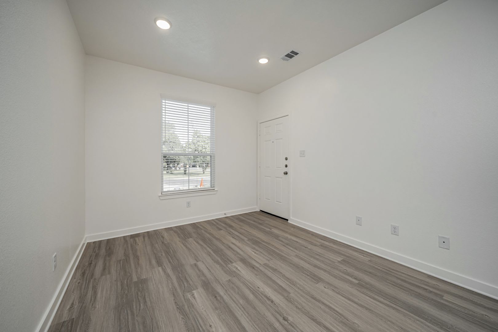 Remarkable Value Spacious 2 Bed With Modern Finishes – photo 3