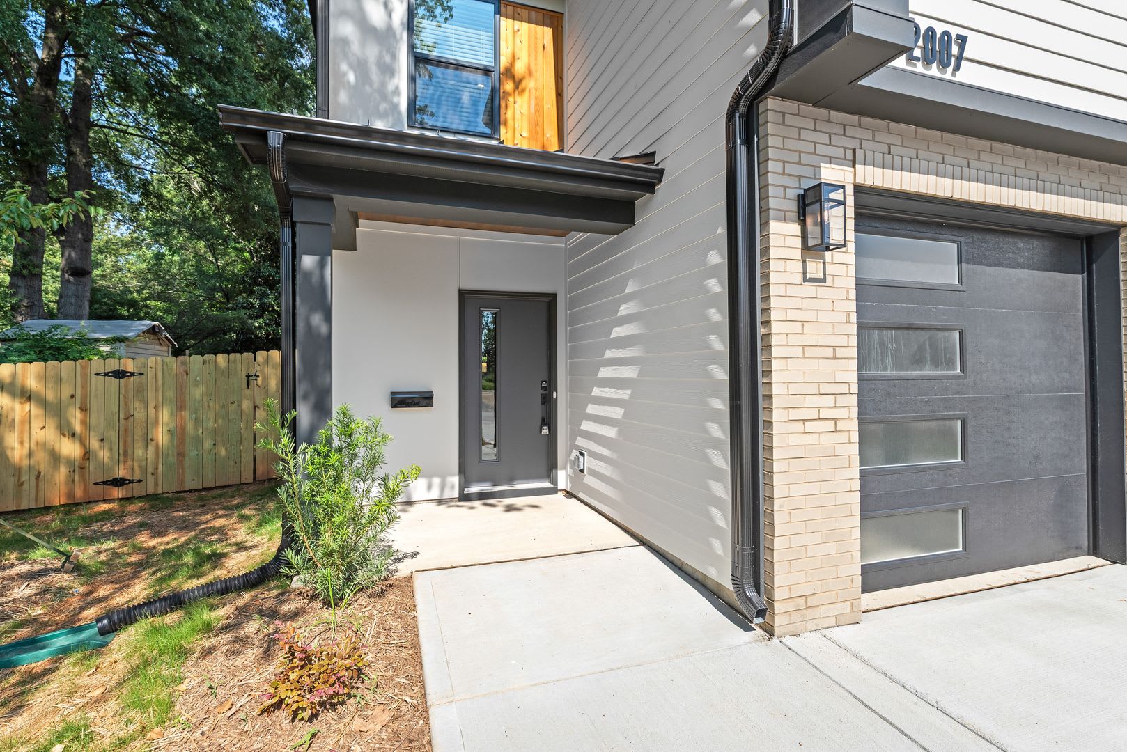 Bright & Modern Townhome in Westerly Hills – photo 2