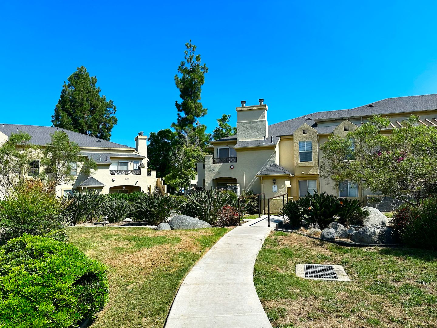 Lovely Spacious Eastlake Condo – photo 2
