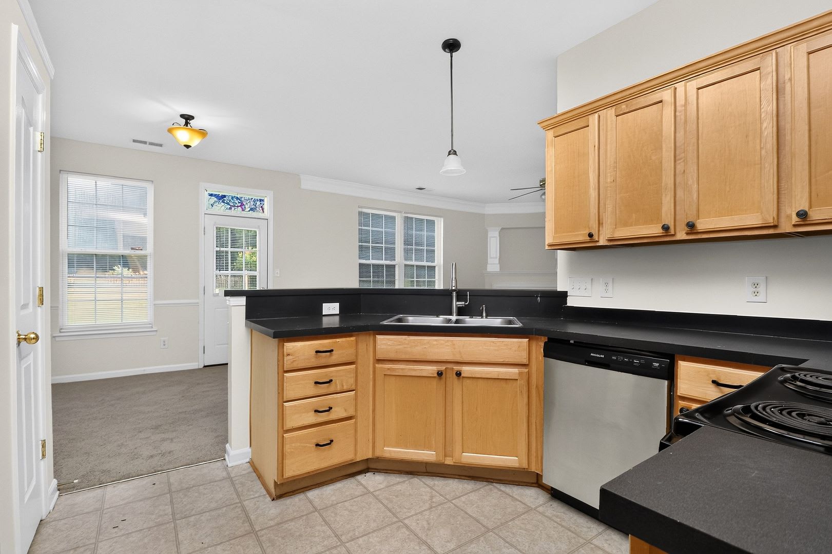 Beautiful Four Bedroom in Crismark Community! – photo 5