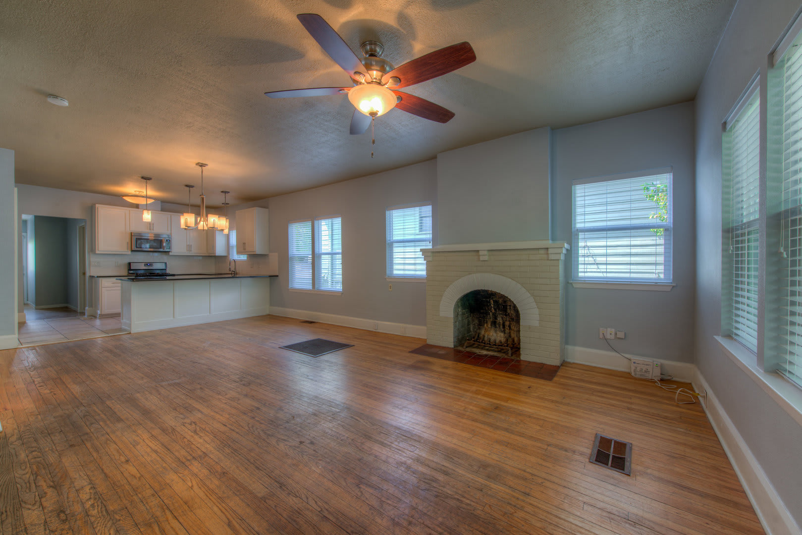 AUGUST UT PRE-LEASE: West Campus 5 bed / 3 bath home, private backyard, spacious living room – photo 3
