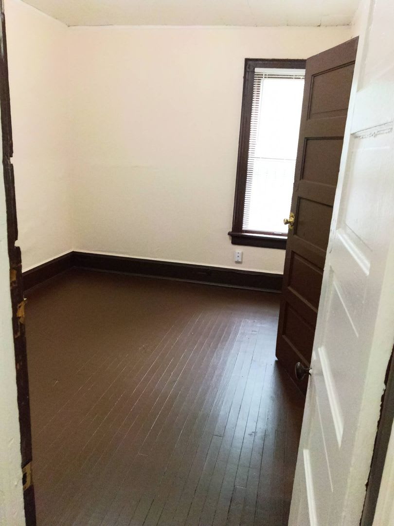 1609 W Meinecke Ave, Milwaukee, WI 53206 Single family home has 4 bedrooms! – photo 3