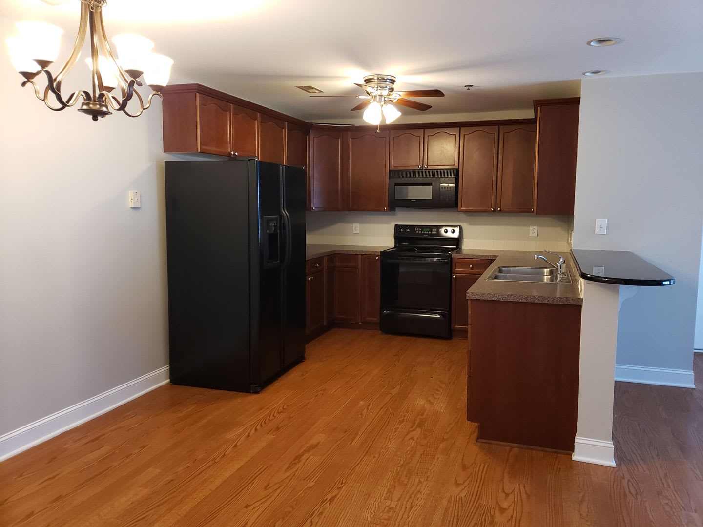 Great Upper Level Condo Convenient To Everything – photo 5