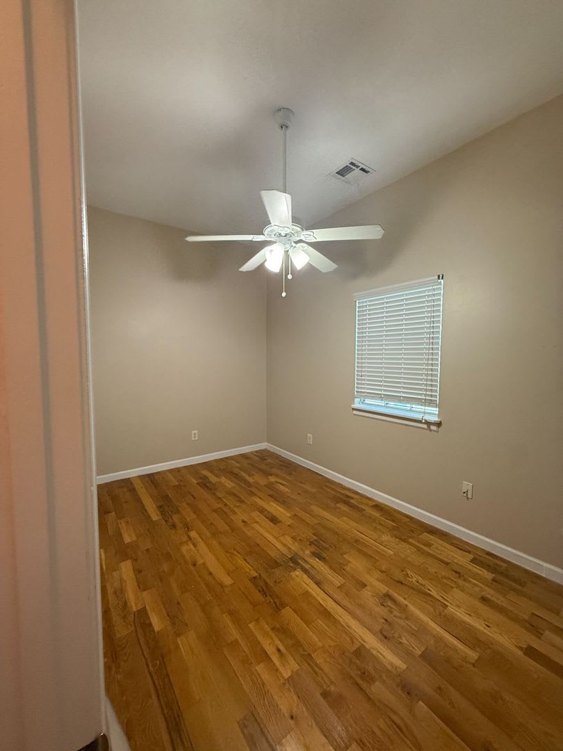 SINGLE FAMILY HOME! Mid-City 2 BR/1 BA rental with backyard. – photo 4