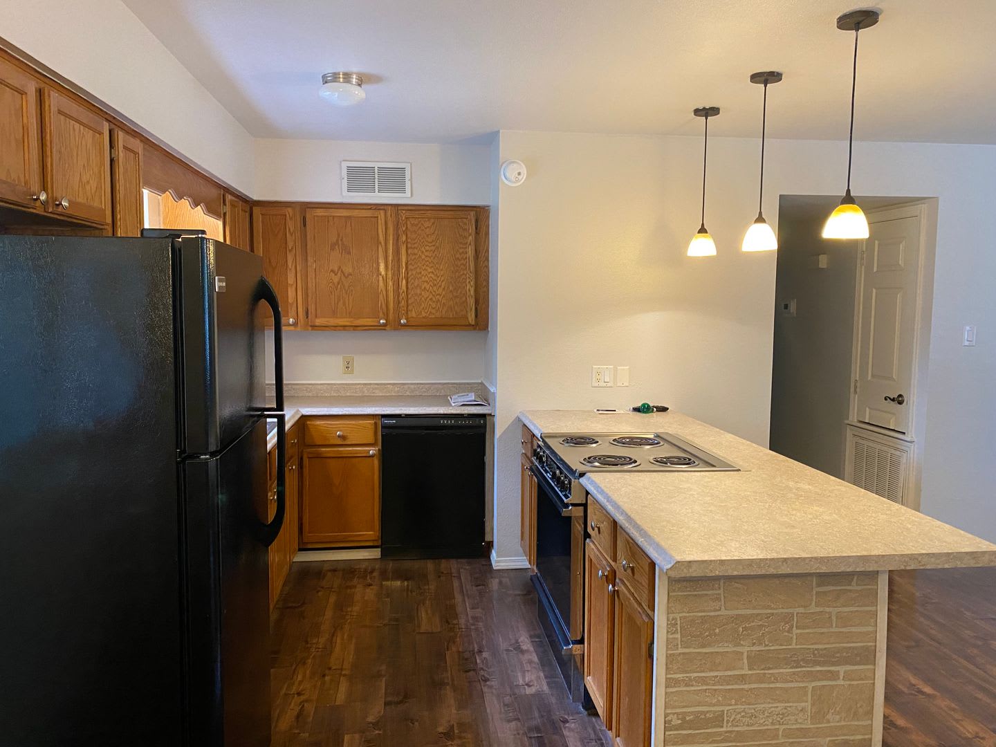 Come take a look at this nice 3 bedroom 1 1/2-bathroom home – photo 4