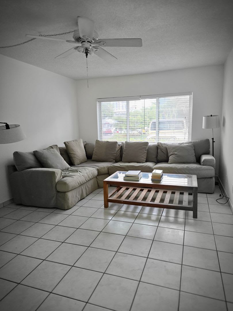 Spacious and modern 1-bedroom, 1-bathroom unit available for rent in the heart of Fort Lauderdale. – photo 1