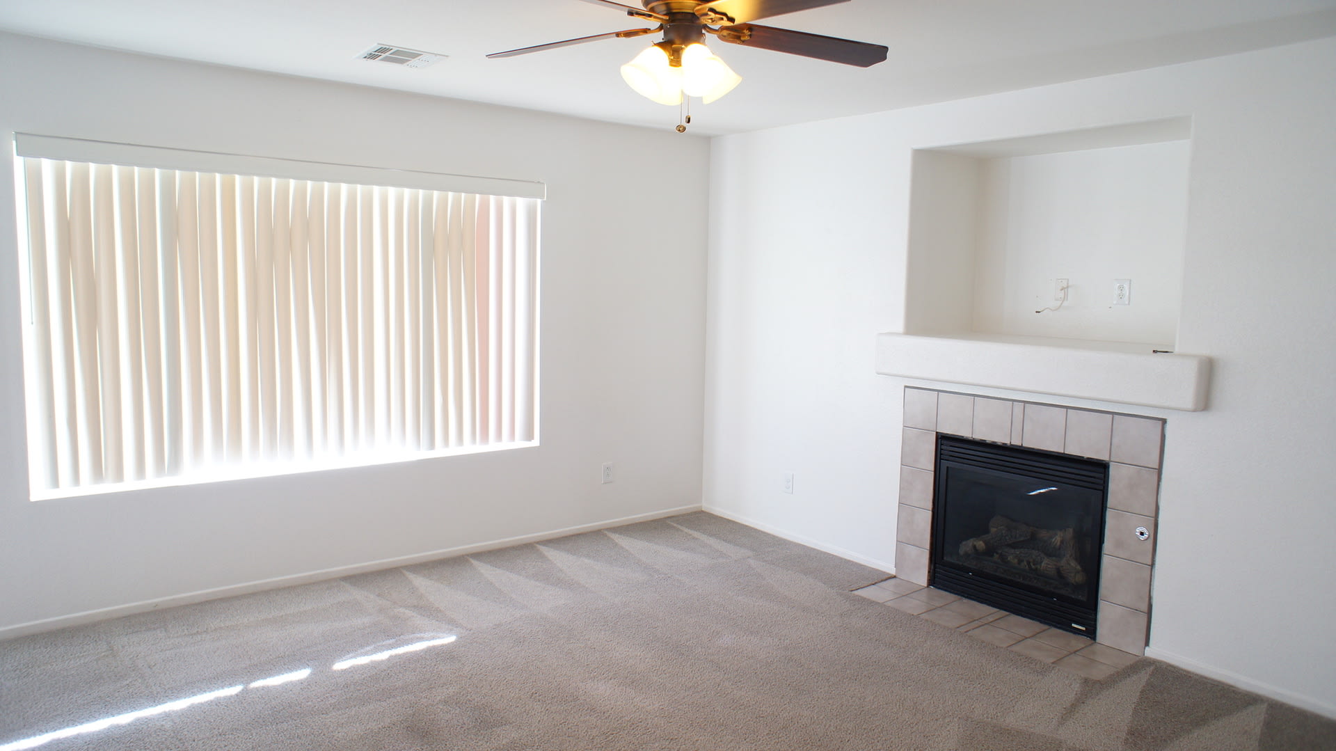 4 Bedroom, 2.5 Bath Home with 2 Car Garage! – photo 3