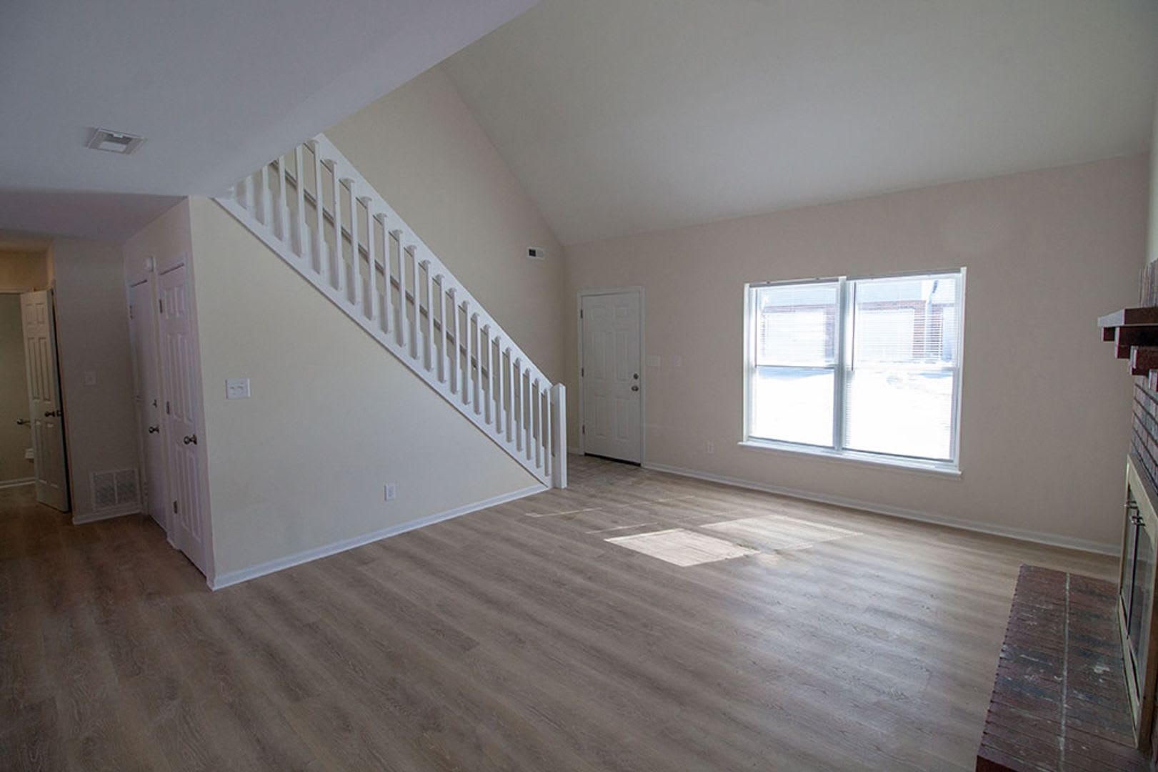 Spacious 3 bedroom duplex with 2.5 baths. – photo 5