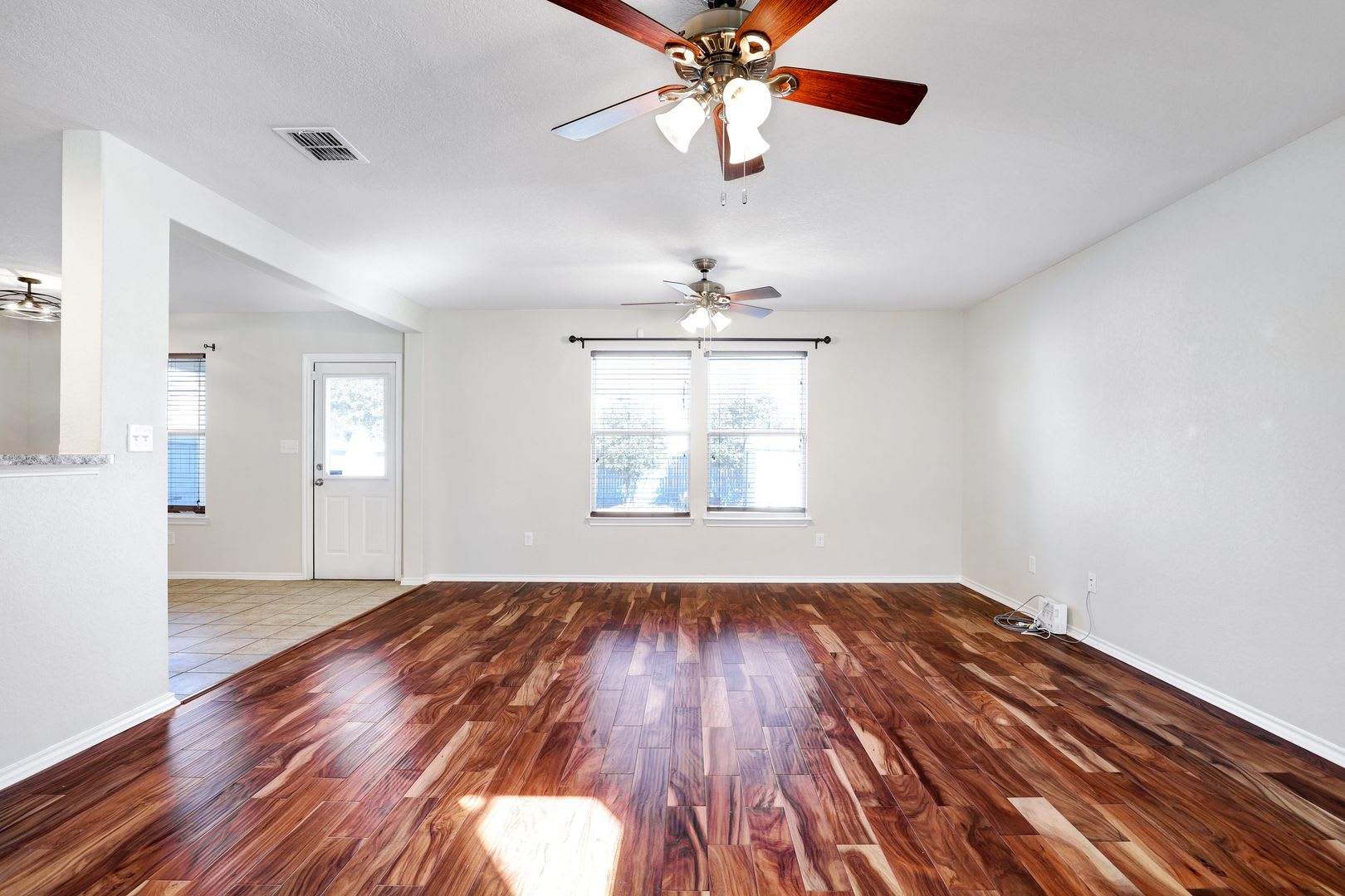 ***MOVE-IN SPECIAL: ONE WEEK FREE***Silver Oaks 4 Bedroom with Covered Patio & Large Living Space – photo 5