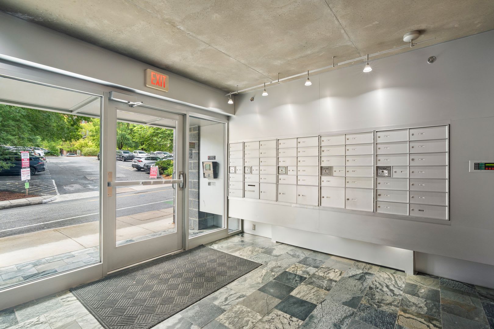 Attractive Modern Condo Excellent Downtown Location – photo 3