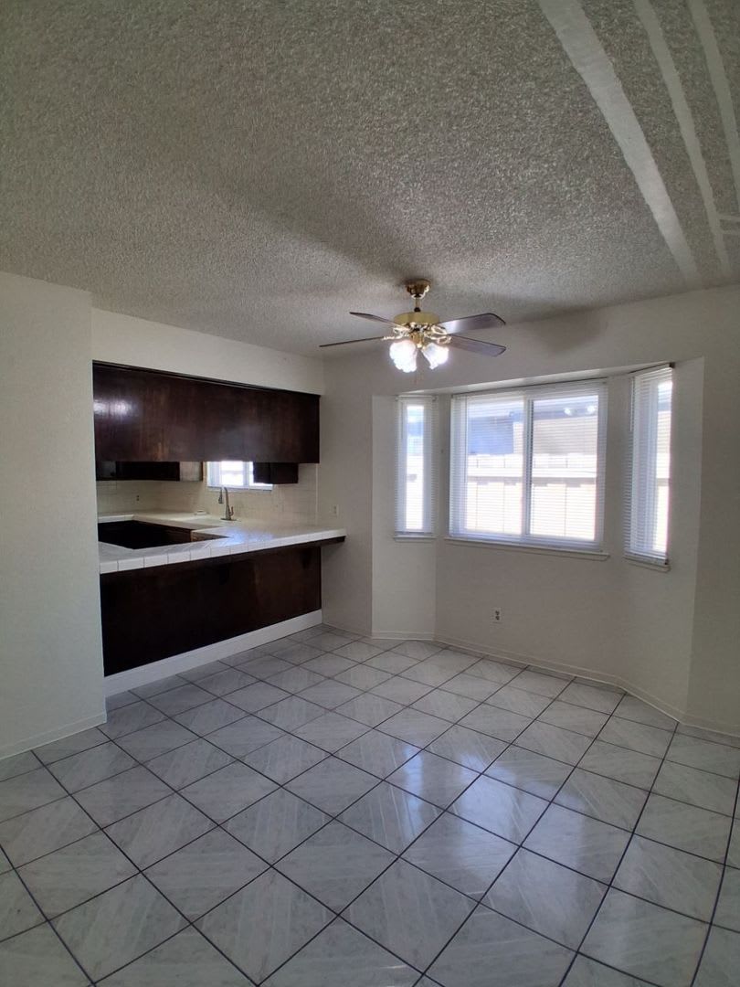 SPECIAL: FIRST MONTH RENT OFF!! Spacious 3 Bedroom With Garage Located On Ashlan & Cornelia! – photo 3