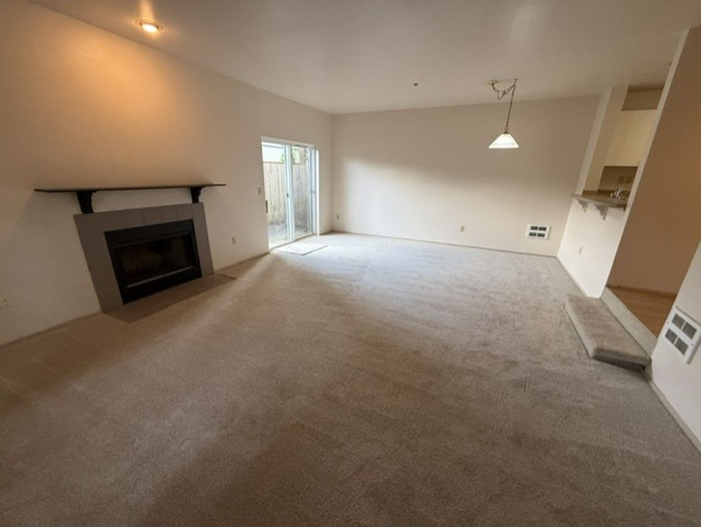 SPACIOUS KIRKLAND 2 BED / 2.5 BATH TOWNHOME – GARAGE, PRIVATE YARD & NEW CARPET! – photo 1