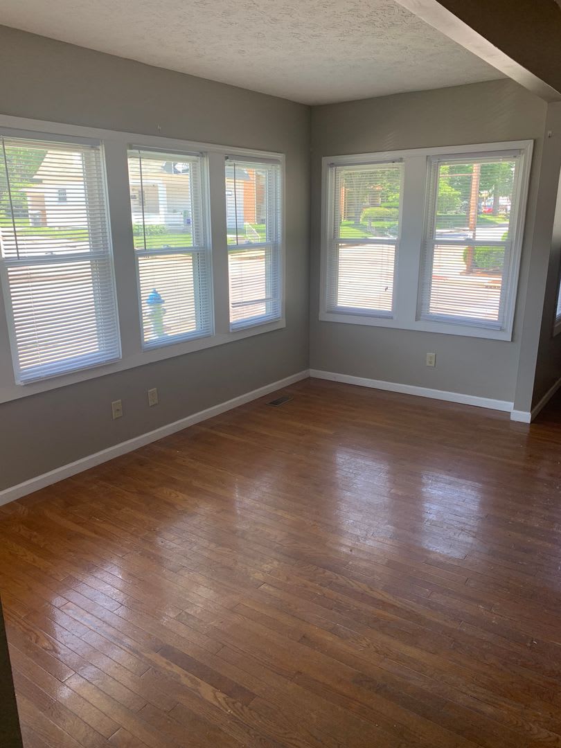 Available August 2027 5 Bedroom 3 Bathrooms House Downtown – photo 3