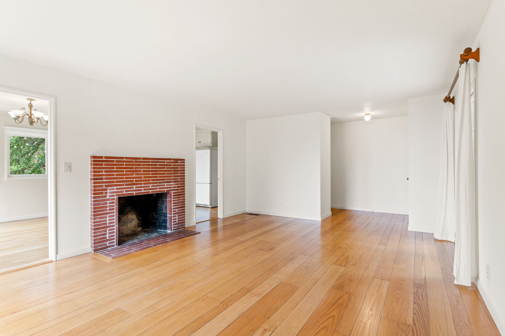 Charming Cul-de-Sac Mid-Century w/ Bay Views In Oakland Hills – photo 4