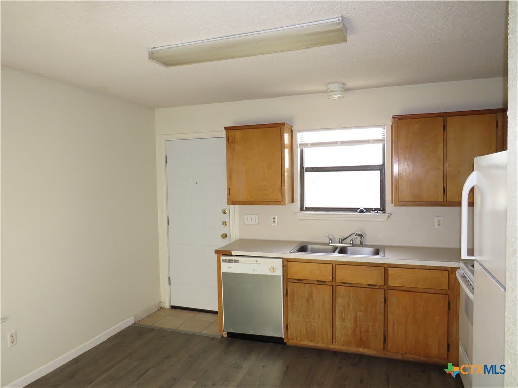 142 Wolf Road – photo 5