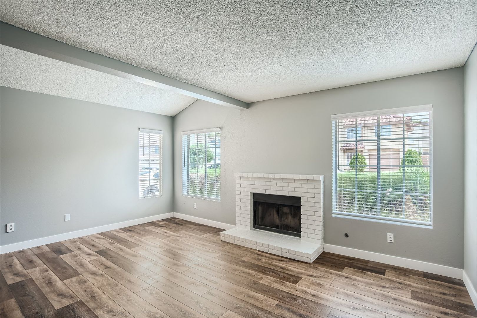 3 Bedroom Home in Green Valley! – photo 3
