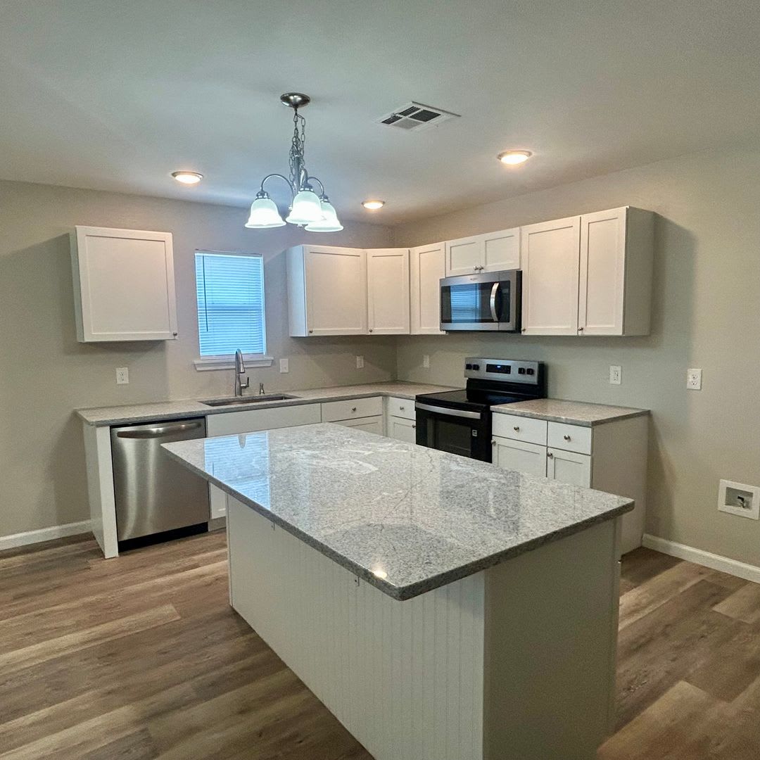 Welcome home to this beautifully designed 3-bedroom, 2 bath half duplex – photo 5