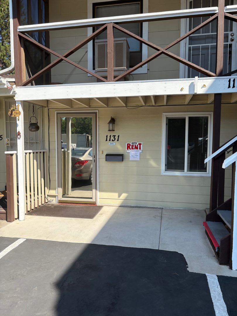 No Utilities Studio apartment with full Kitchen and Laundry – photo 1