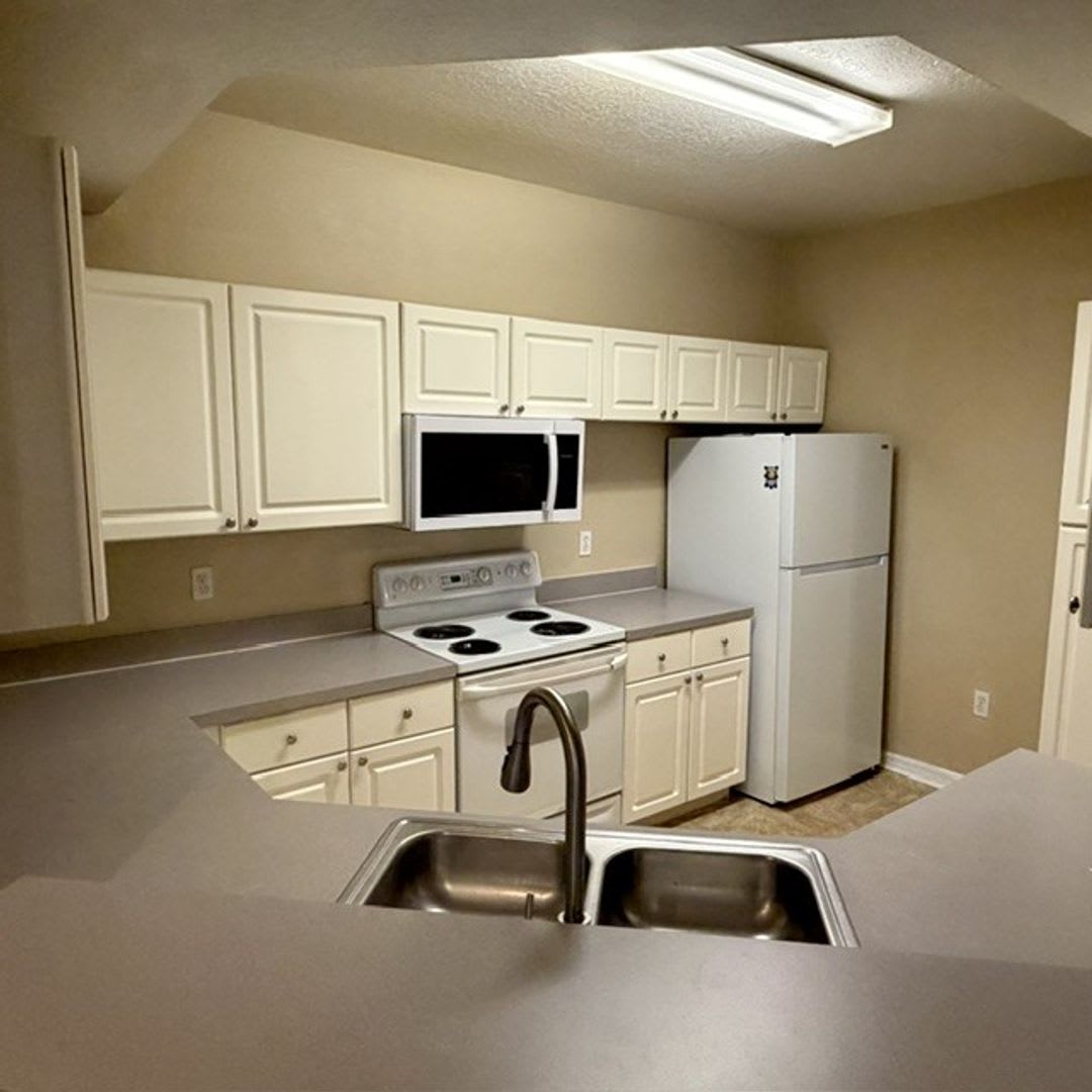2 Bd 2 Ba In Palms Club Community – photo 4