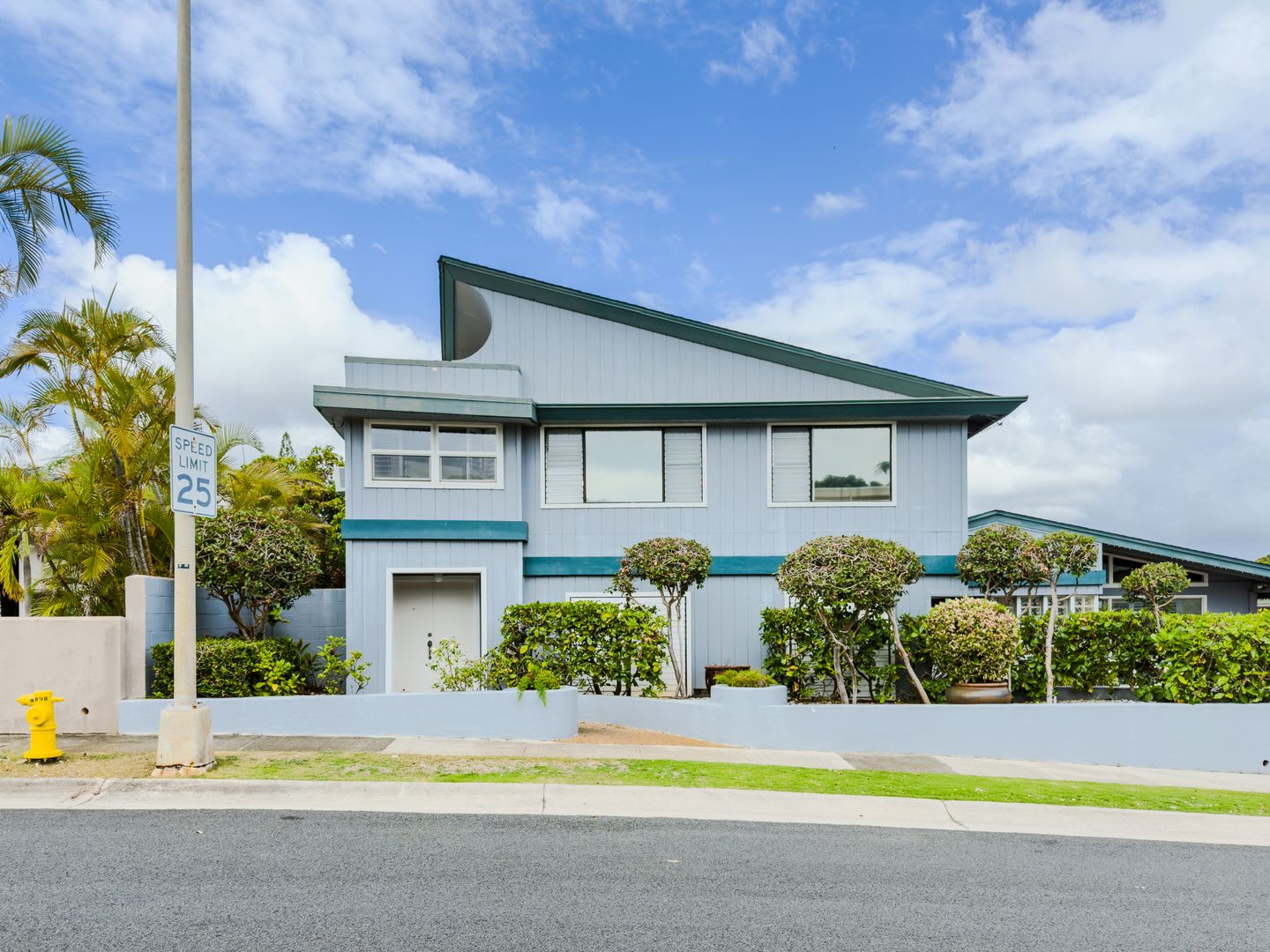 Quiet Lanikai Neighborhood. Large 1bd/1ba (approx.. 775sf) . Nice Views. Nice Trade Wind Breeze. – photo 1