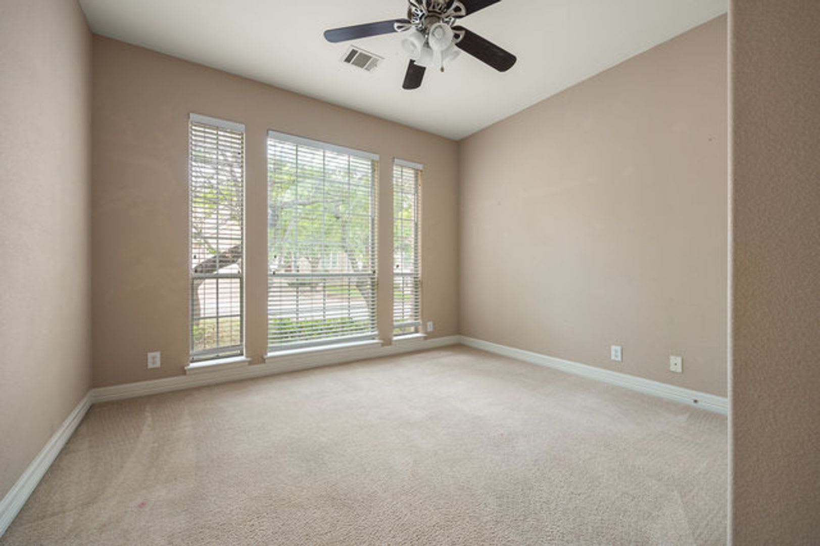 Spacious 2 Story 5 Bedroom 4 Full Bathrooms Located In Stone Oak – photo 4