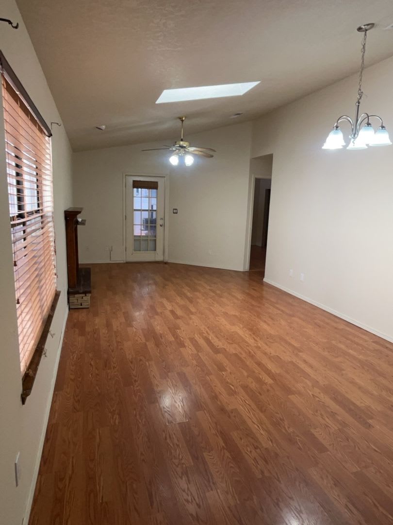 3 Bedroom, 2 Bathroom Home! Schedule a Showing! – photo 3