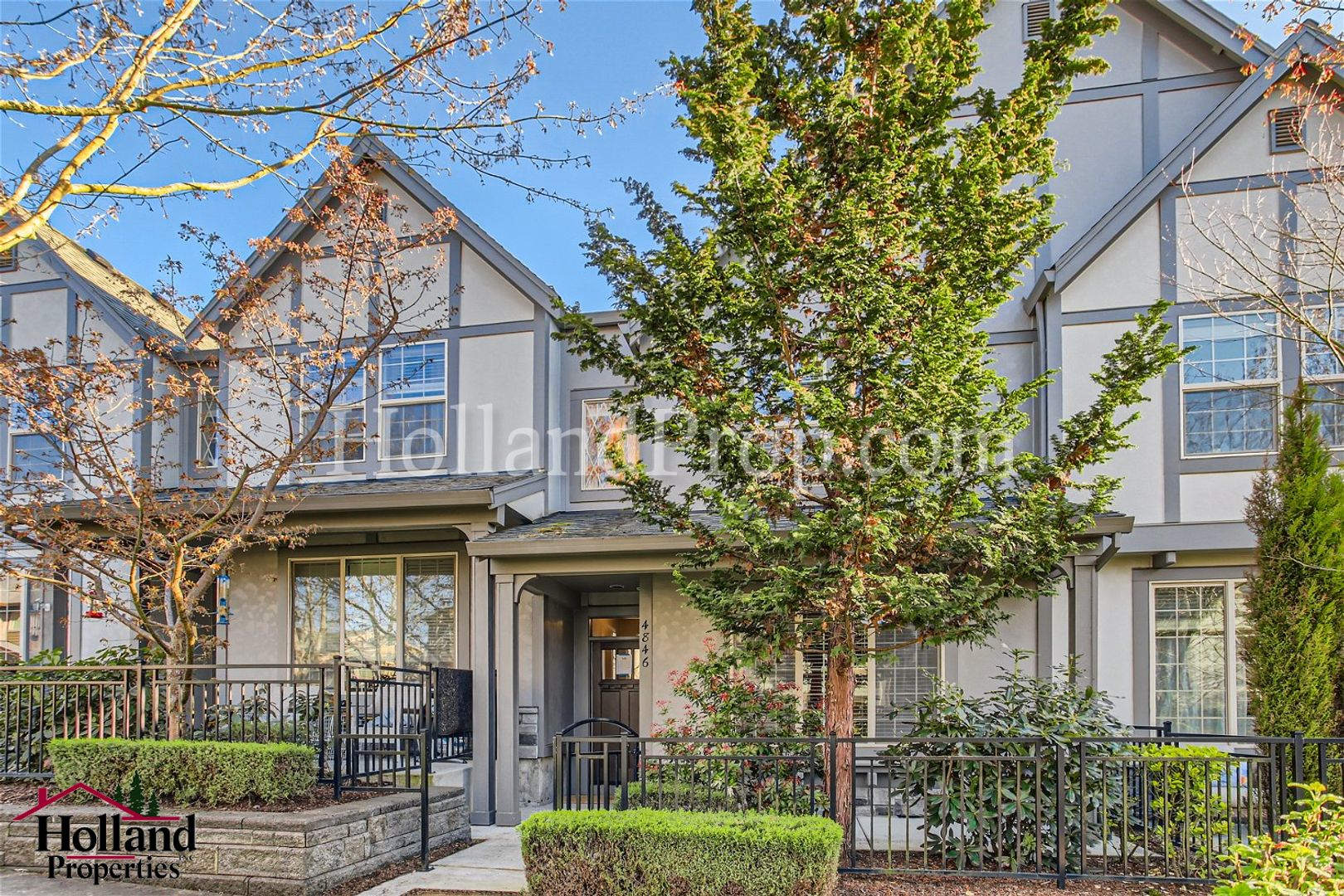 Elevated Two-Level Living with Modern Comfort &amp; Style – photo 2