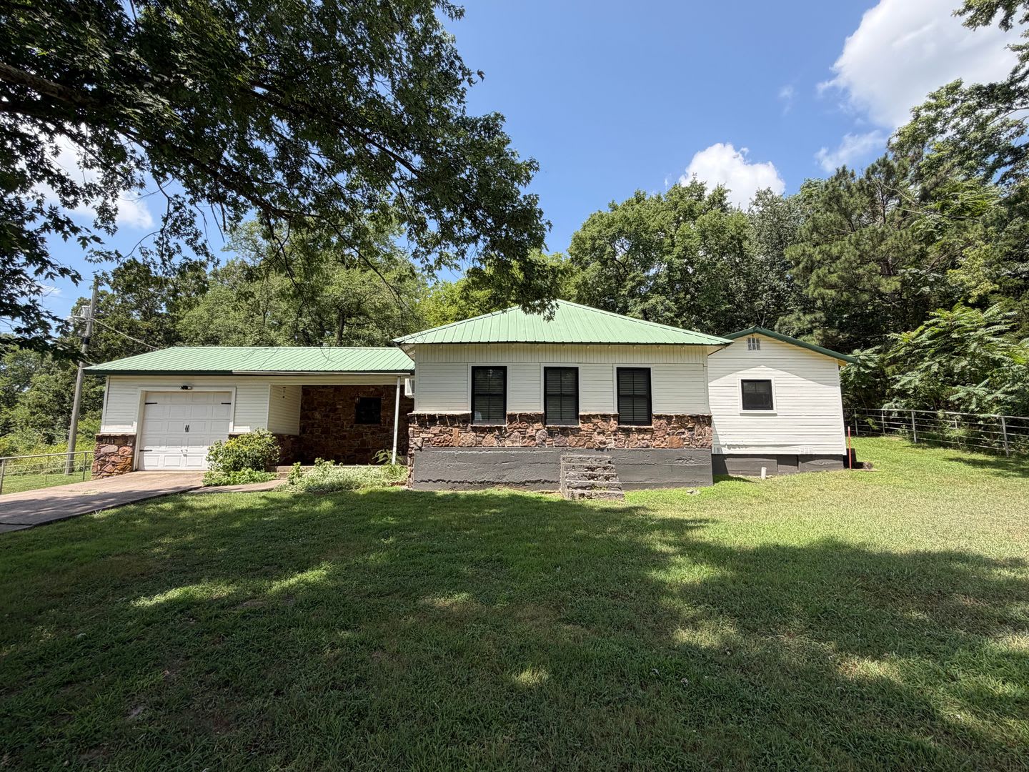 Country Living: 3 Bedroom and 2 Bathroom Home Newly Renovated – photo 1