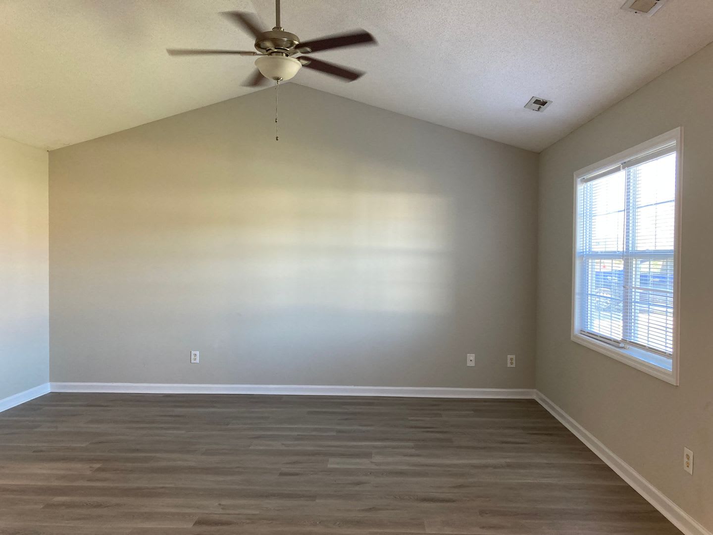 Charming 3 Bed 2 Bath Fenced In Home – photo 3