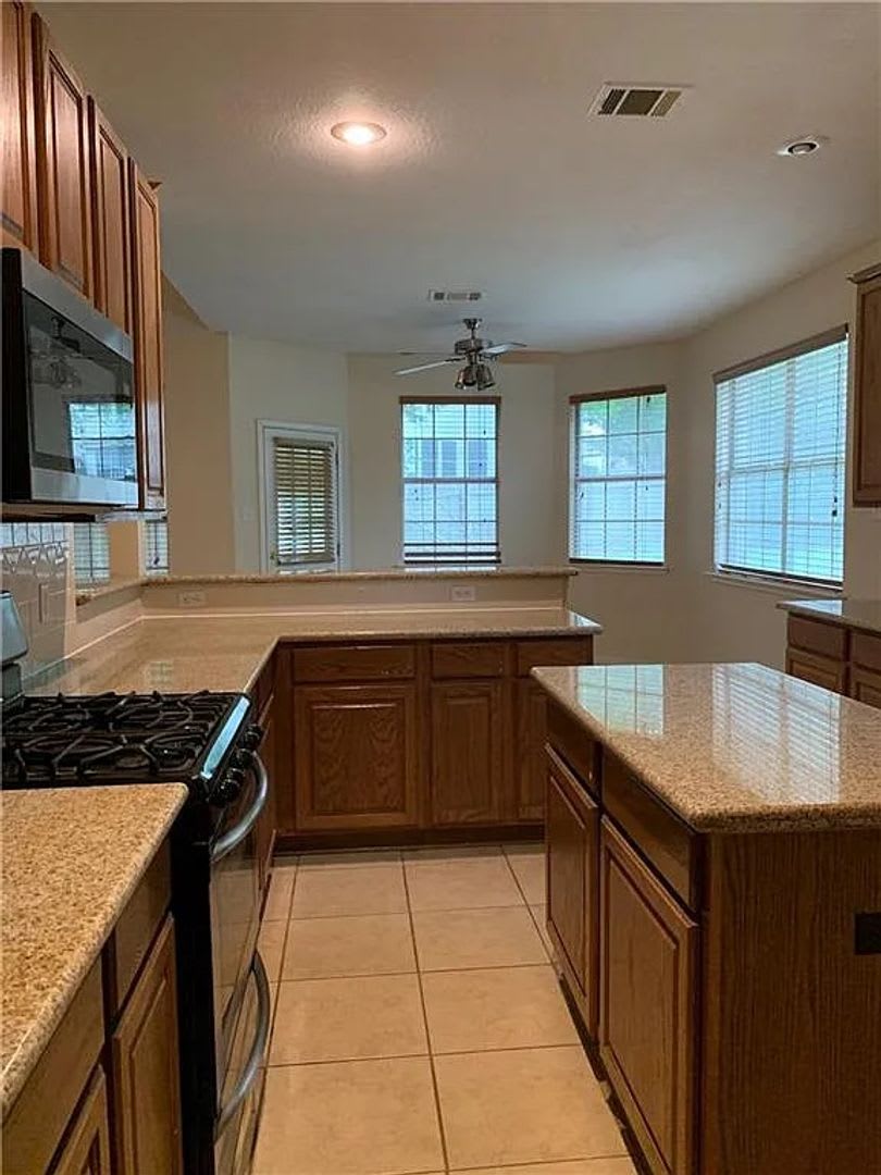 Room In 5 Bedroom Home At Fort Grant Dr – photo 3