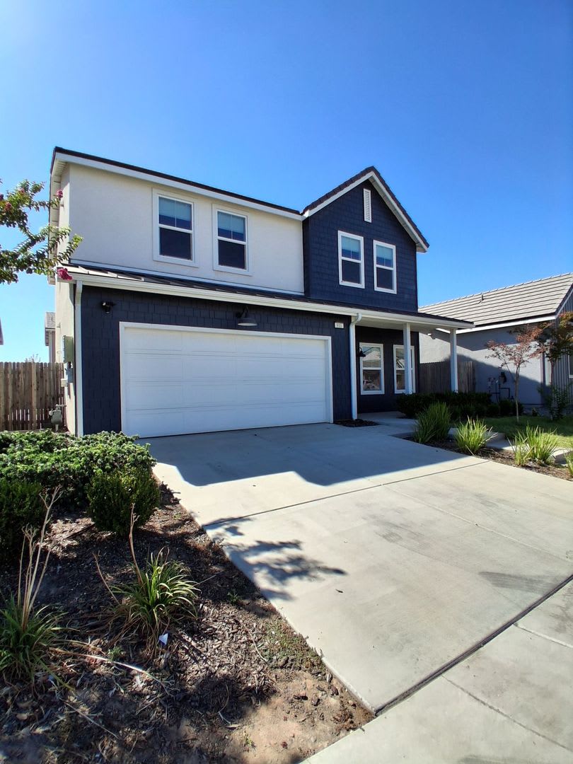 Spacious 2-story home: 4 bedrooms and 2.5 bathrooms in Madera, CA! – photo 1