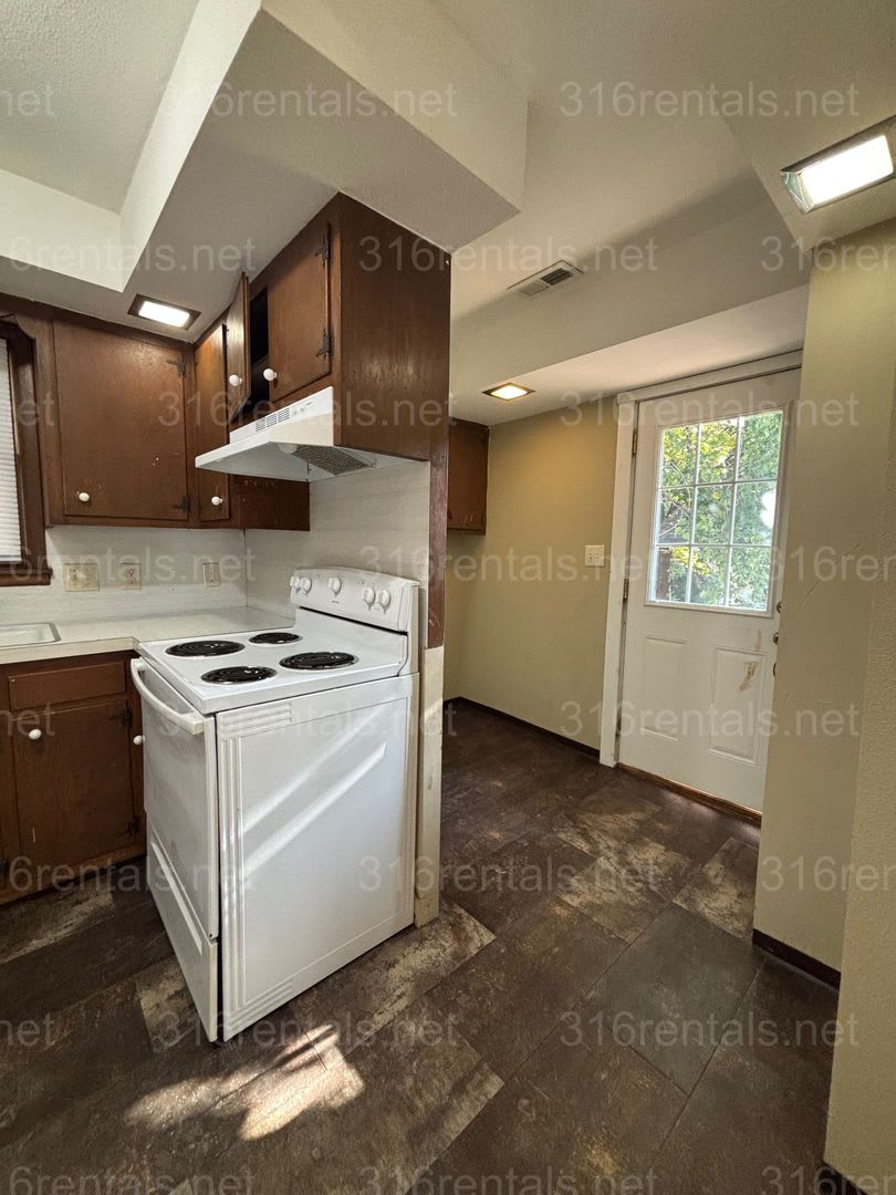 Two bed one bath available now! – photo 2