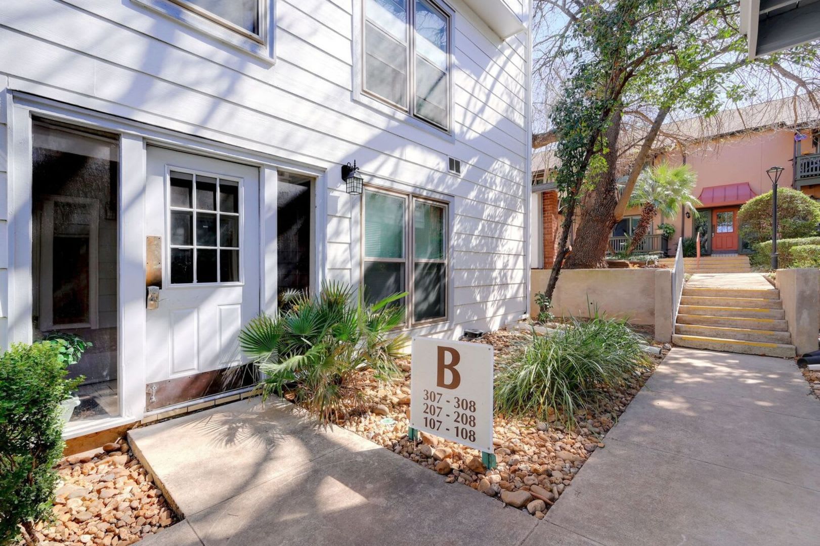 One Bedroom condo in the Heart of Alamo Heights – photo 1