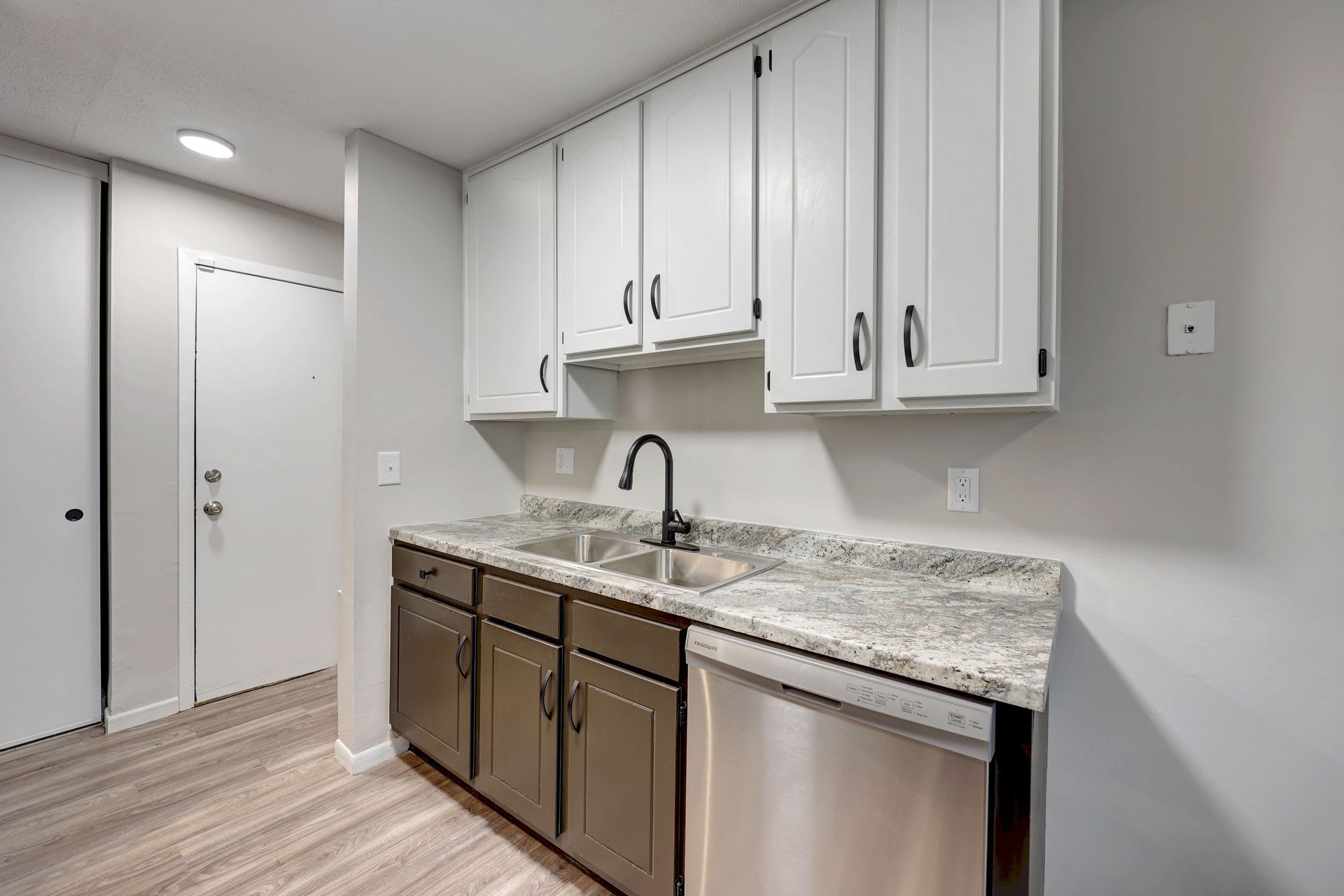 Royal Oaks Apts. – photo 4