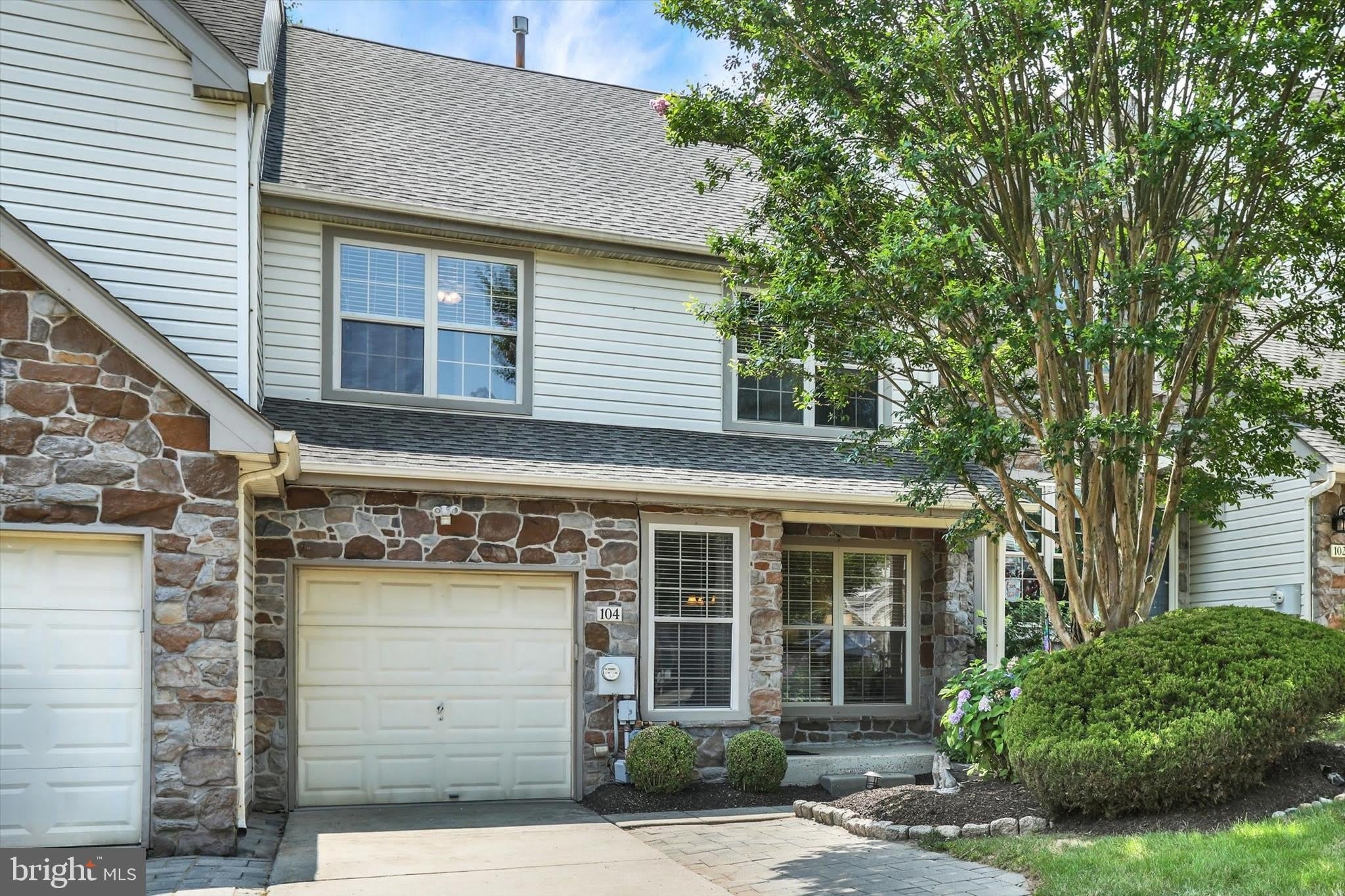 104 SUFFIELD Court – photo 1