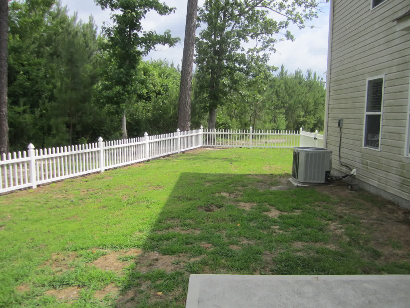 Large family home with fenced back yard in Satterfield Close to Cherry Point & New Bern – photo 2
