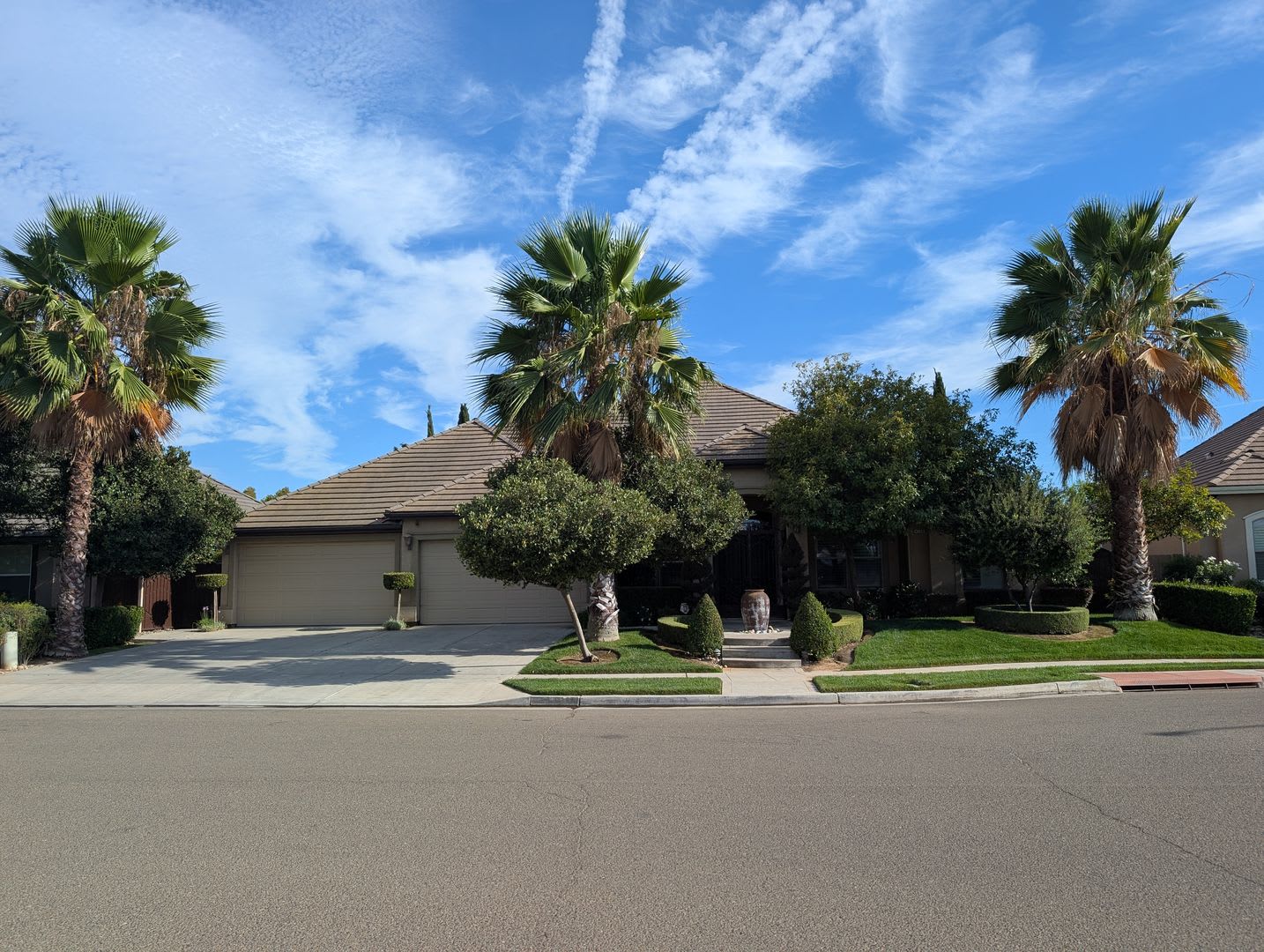 Executive Home Offering A Wonderful Floor Plan Spacious Bedrooms Upgraded Amenities A Large Lot 4 Car Garage And Upgraded Fixtures – photo 1