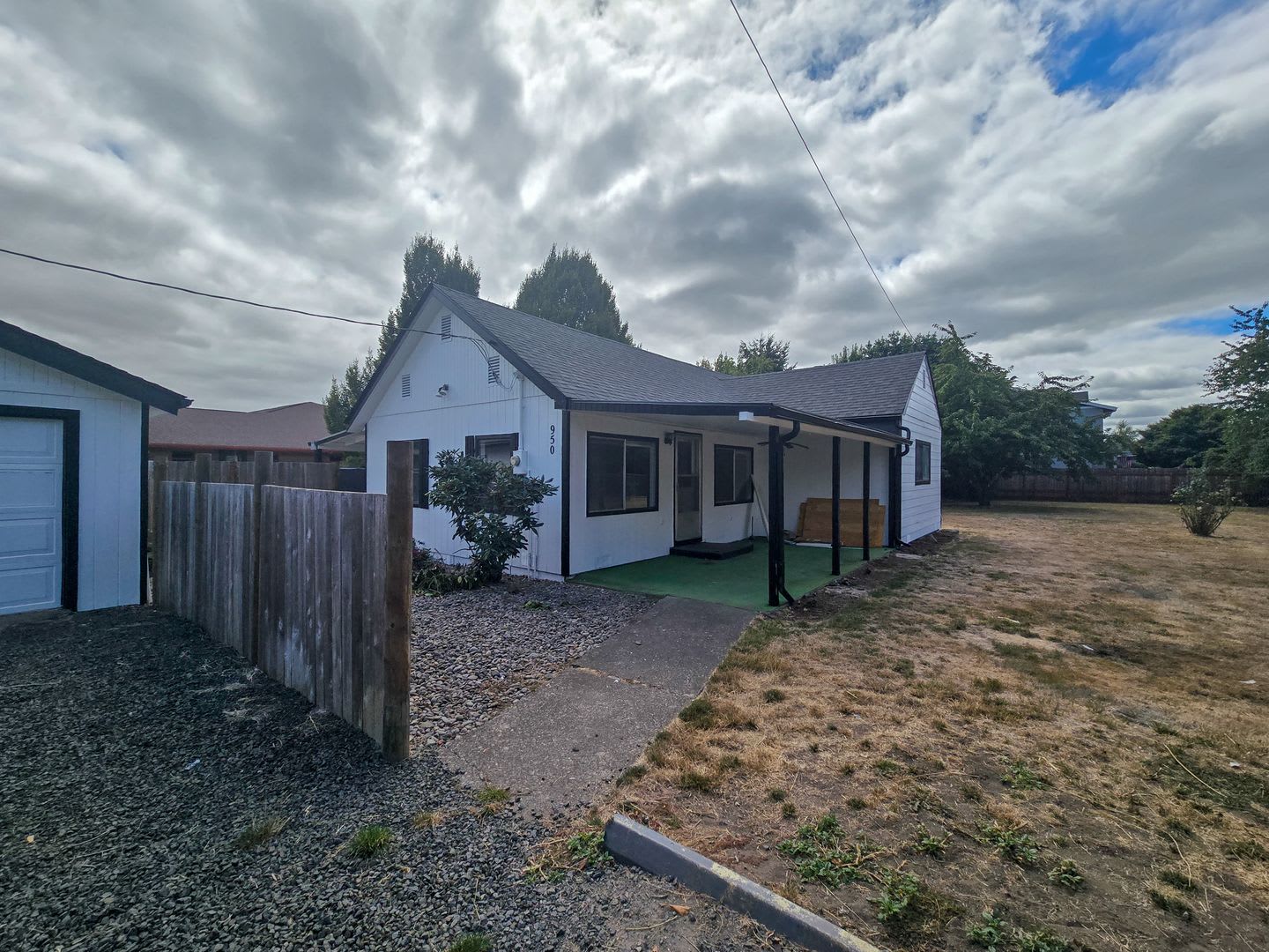 RENT SPECIAL: $750 Off First Full Month's Rent With One Year Lease! ~ Marks 950 – photo 4