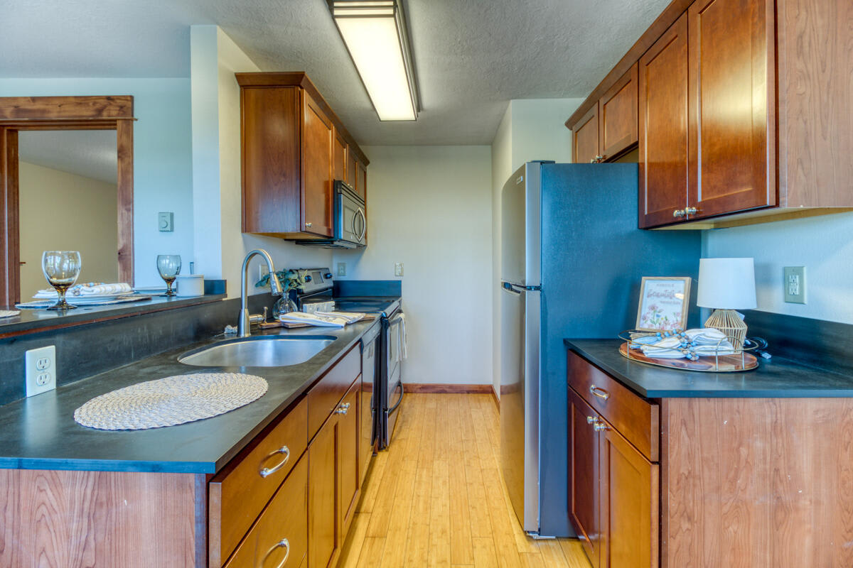 1010 NW Roanoke Ave – photo 2