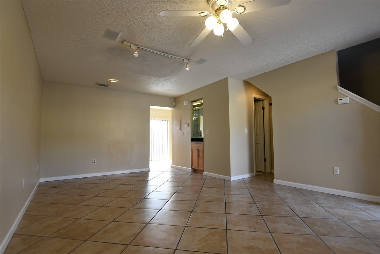2Br 2 5Ba Updated Home In Hidden Oaks Winter Park Kitchen Updated Tile Floor Downstairs Community Pool – photo 2