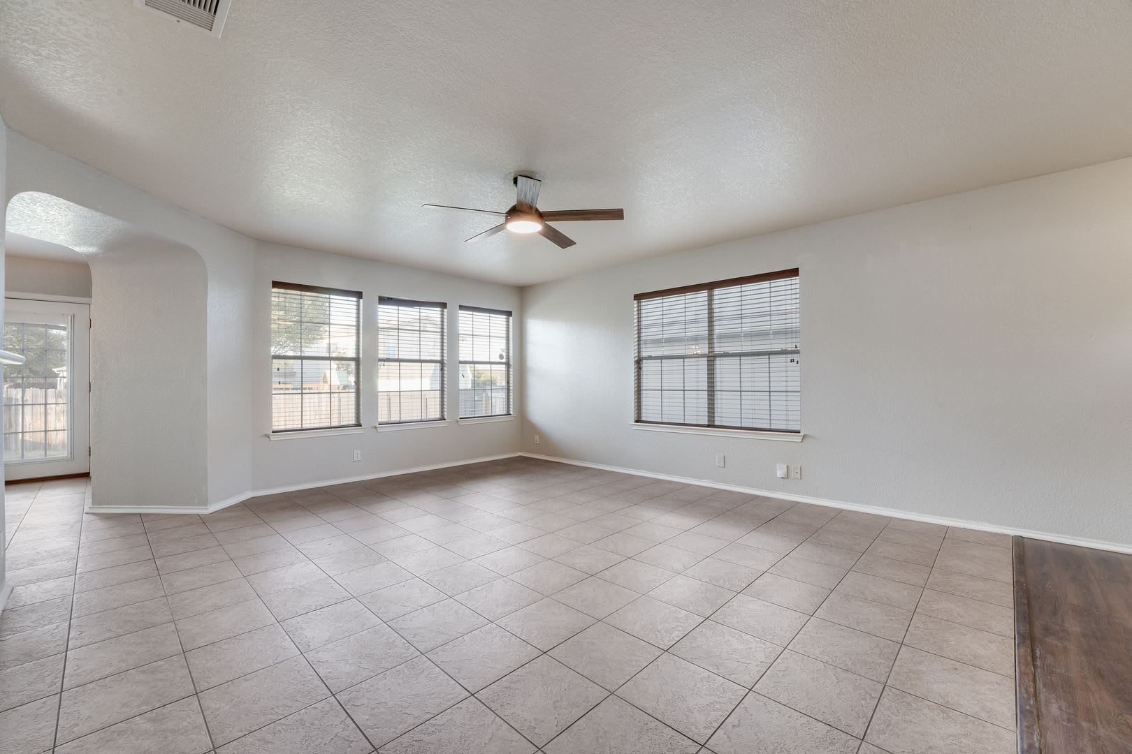 Charming & Spacious 3/2.5 in Mesa Creek – photo 5