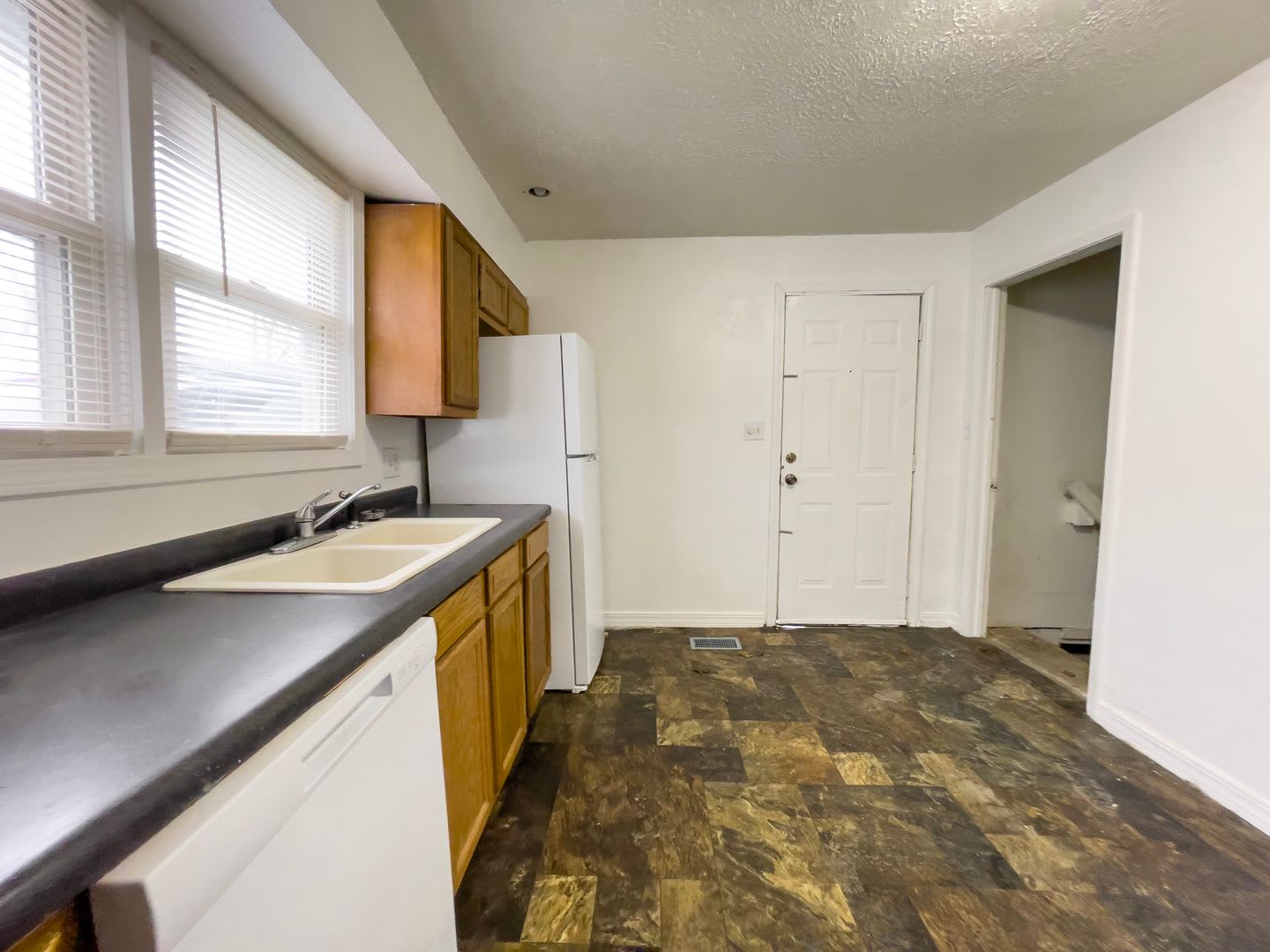 For Rent 722 S Hackley St 2 Bedroom 2 Bathroom Home W D Hookups Enclosed Front Porch – photo 4