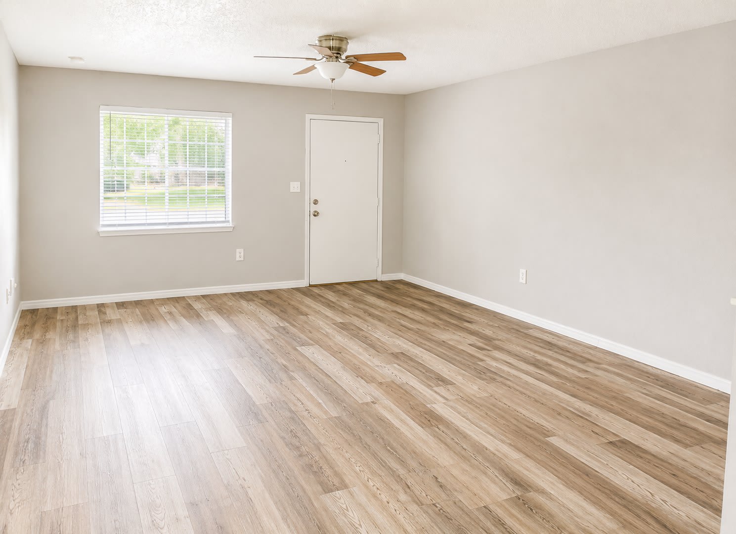 Spacious 3 Bedroom / 2 Bathroom Apartment with Private Garage – photo 5