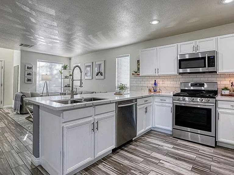 6080 Saint Petersburg Drive – photo 2