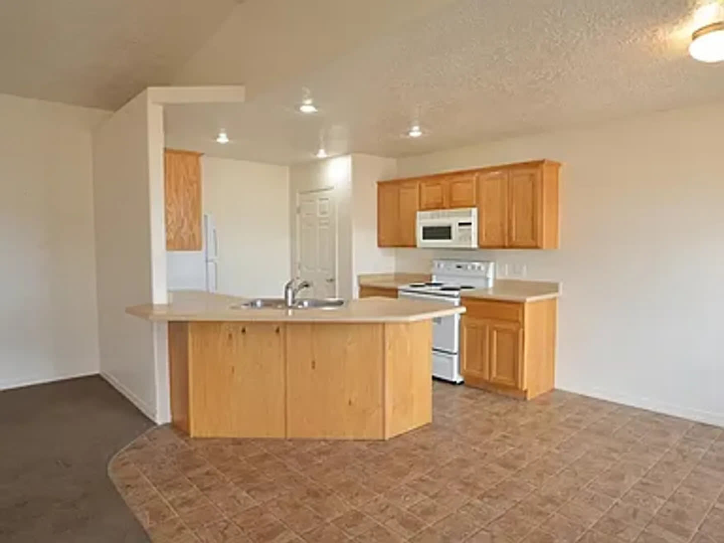 Single level Twinhome! – photo 3