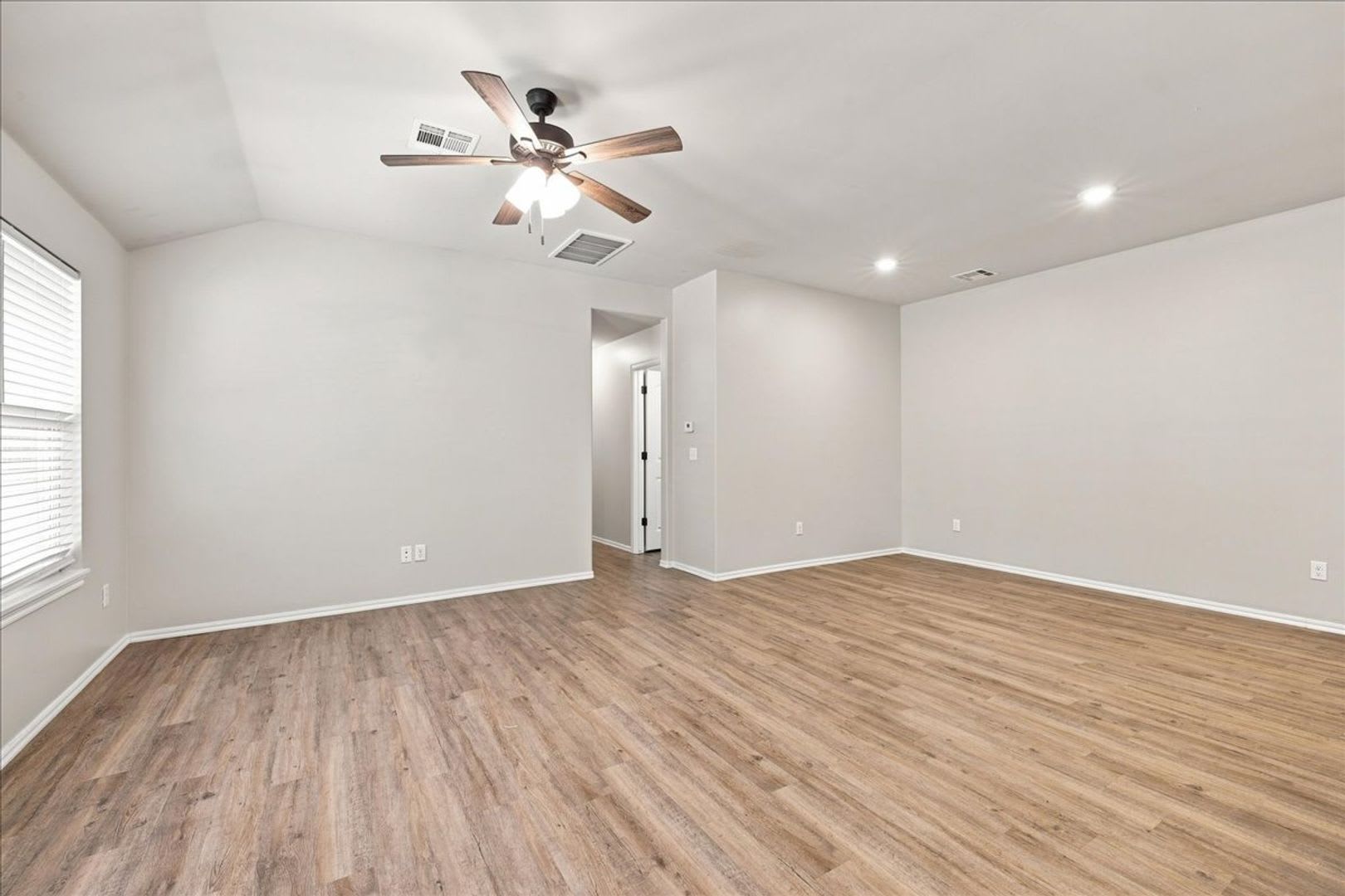 * MOVE IN SPECIAL * 3 Bedroom 2 Bath 2 Car Garage – photo 5